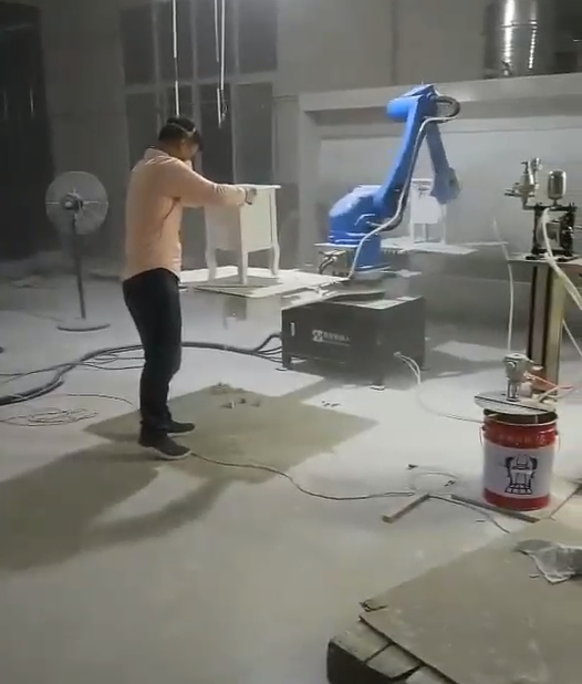 重卡汽車保險杠底漆面漆大型鈑金塑膠件轉(zhuǎn)臺式噴漆機器人