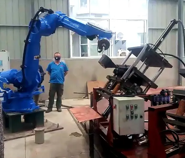 鋁鐵翻砂模具全自動熔爐舀湯高溫澆鑄成型工業(yè)機器人