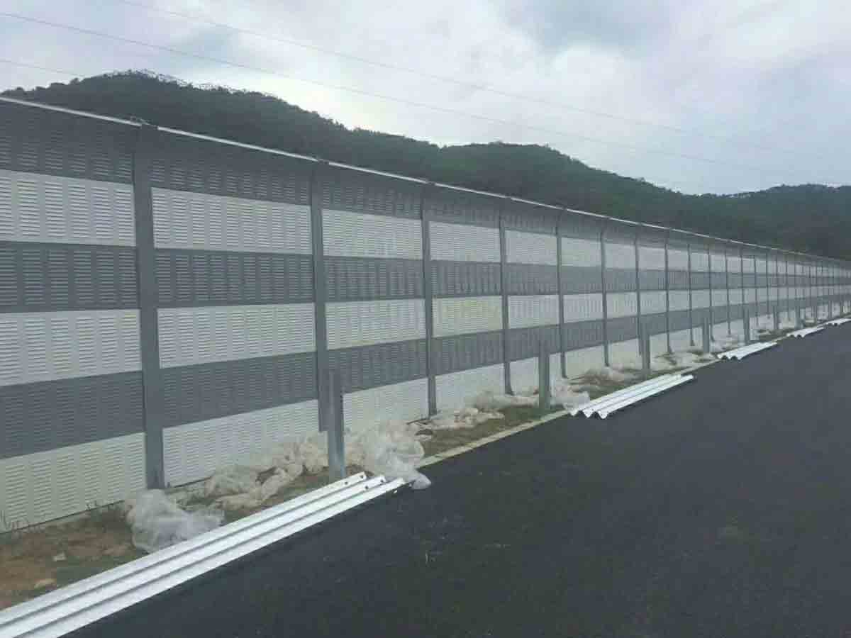 公路聲屏障高速隔音板工地降噪隔音墻高架橋梁小區(qū)道路廠房吸音板
