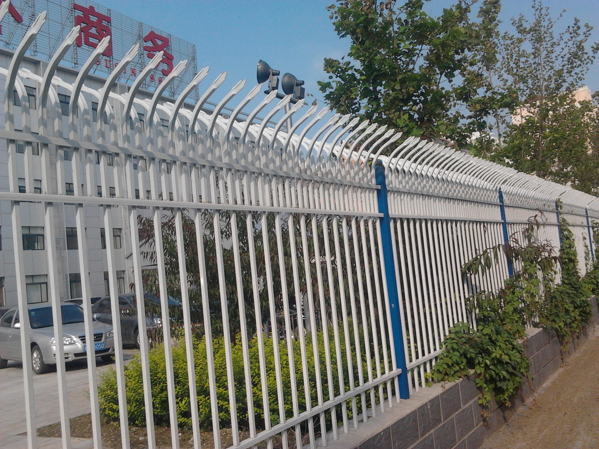 小區(qū)鋅鋼護欄網(wǎng)鐵藝圍欄草坪柵欄欄桿戶外別墅庭院工廠圍墻防護欄