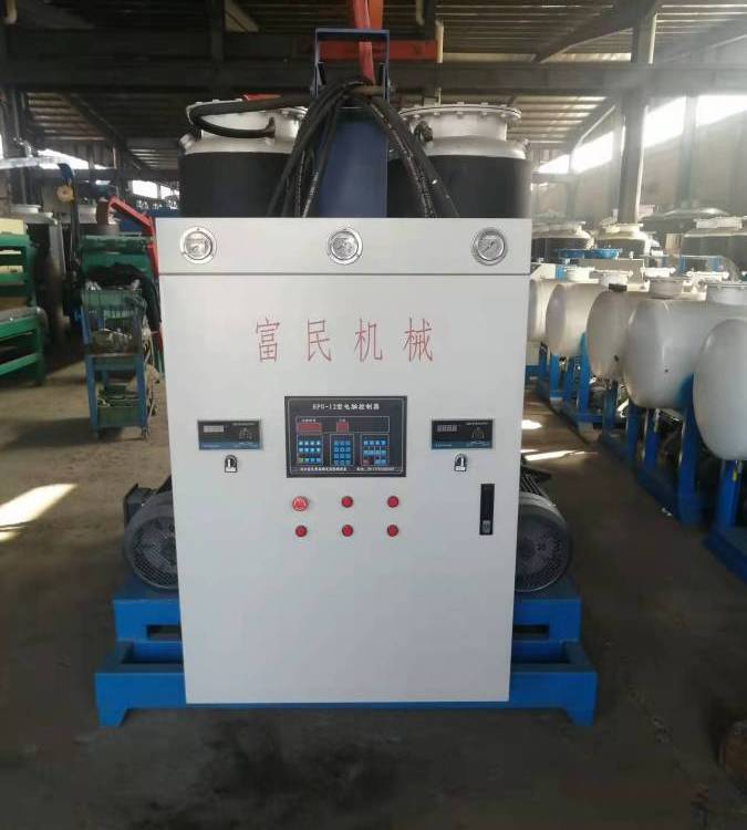 聚氨酯發(fā)泡機設備現(xiàn)場夾克管道澆注機高壓管道填充發(fā)泡