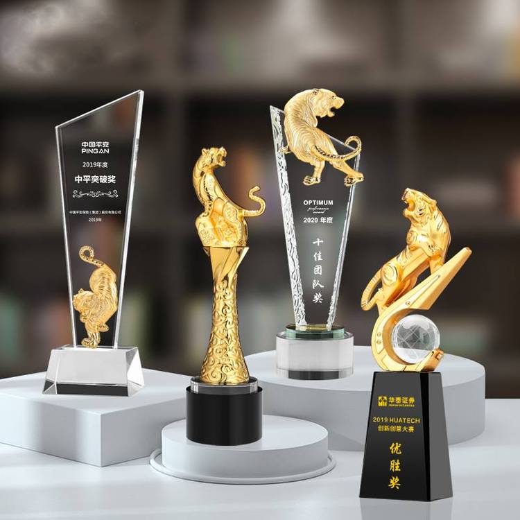 廣州水晶獎杯工廠，水晶獎杯獎牌刻字，深圳獎杯加工定制