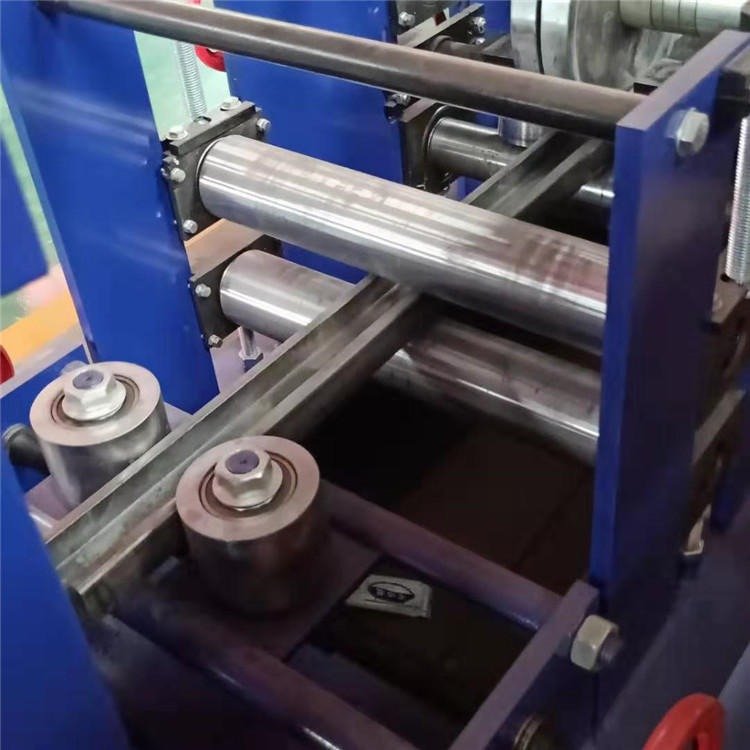 100-200C型鋼檁條機活動拼裝房梁設(shè)備全自動冷彎設(shè)備