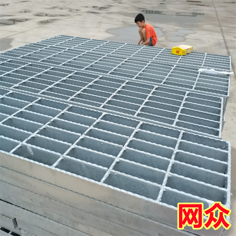 梁式樓梯踏步板鋼梯梯踏板鍍鋅鋼格柵板休息平臺(tái)可定制安裝網(wǎng)眾