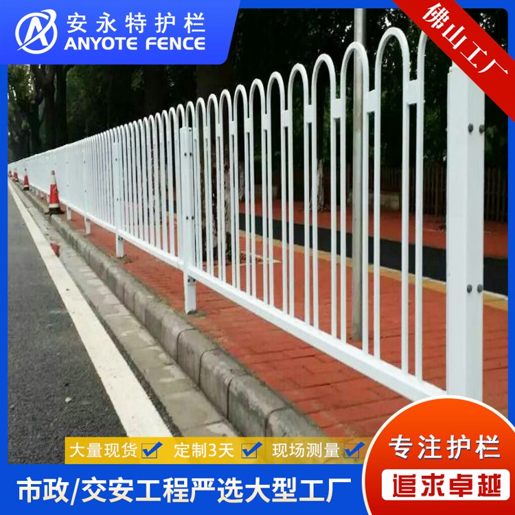 人行道防護(hù)欄桿定制廠家馬路邊倒U型護(hù)欄黑色帶造型圖案圍欄定做