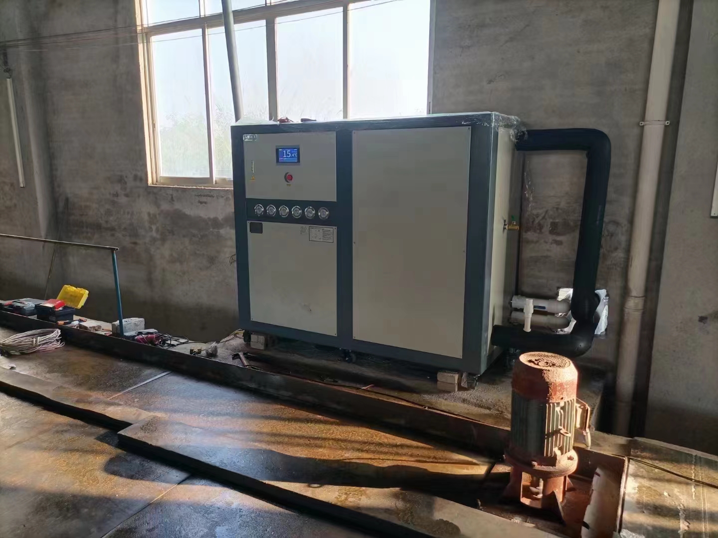 工廠循環(huán)水降溫用鈺明30匹冷水機組30方水冷卻用殼管冰水機組