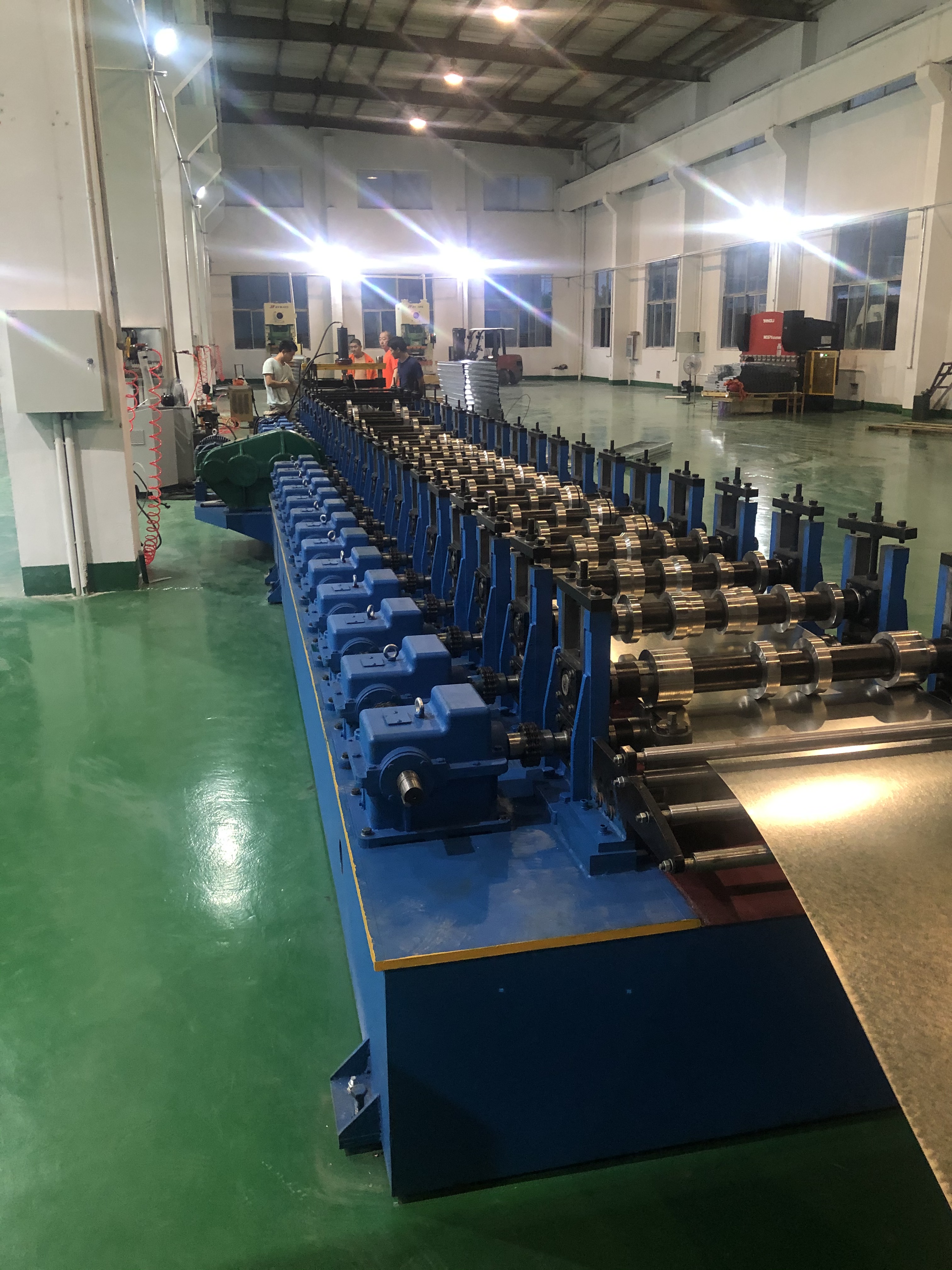 公路聲屏障成型機(jī)隔音屏生產(chǎn)機(jī)械成型機(jī)組廠家直供