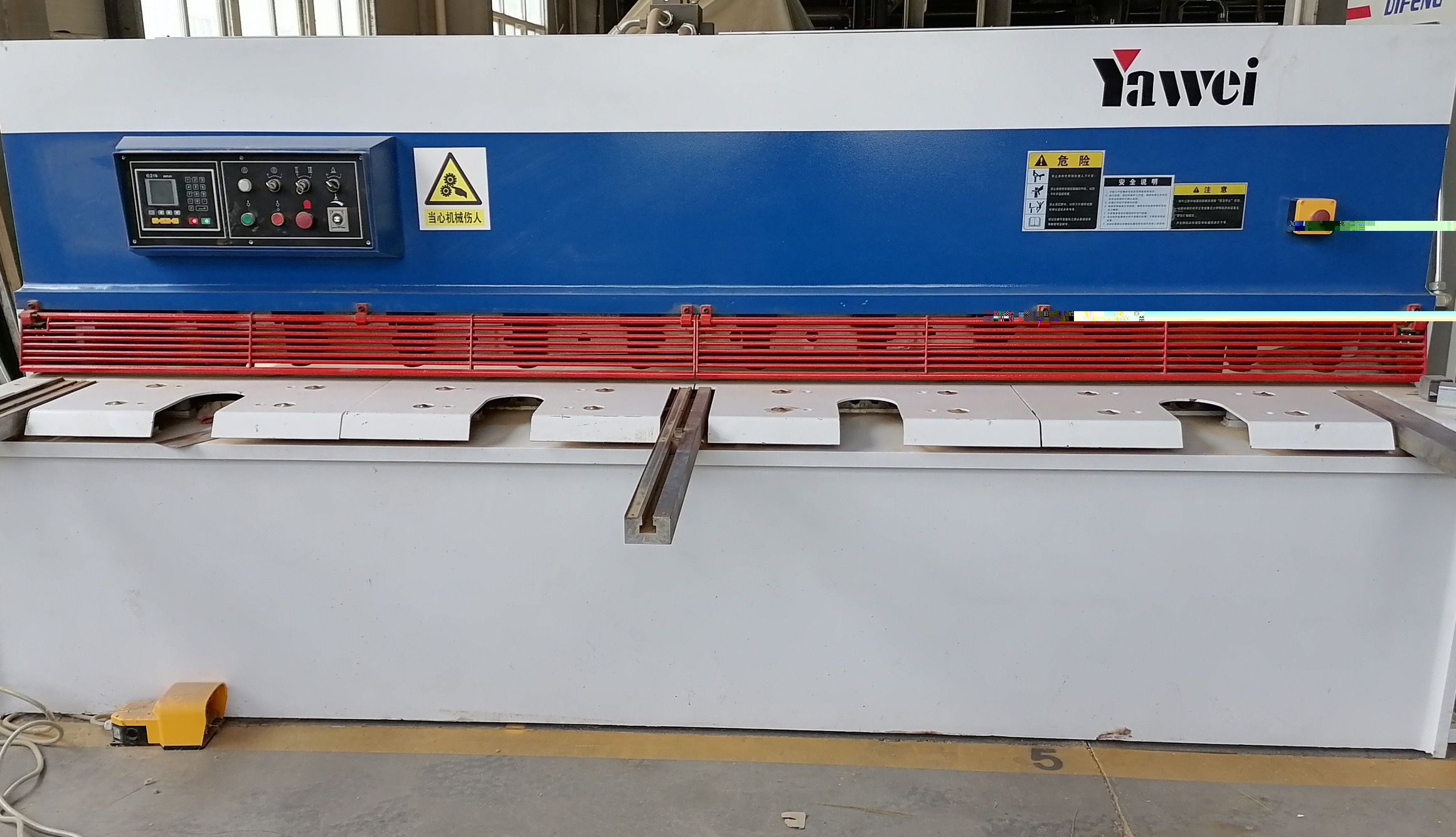 二手亞威液壓擺式剪板機(jī)QC12K-6*3200MM數(shù)控轉(zhuǎn)塔沖床