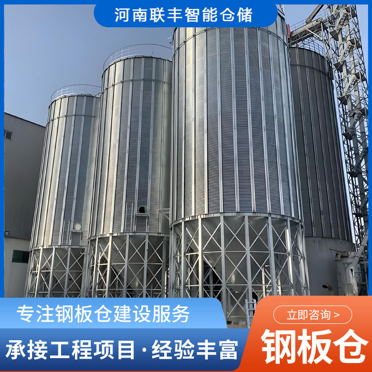 一萬(wàn)噸的鋼板倉(cāng)采用鍍鋅C型鋼玉米儲(chǔ)存罐安裝快捷方便