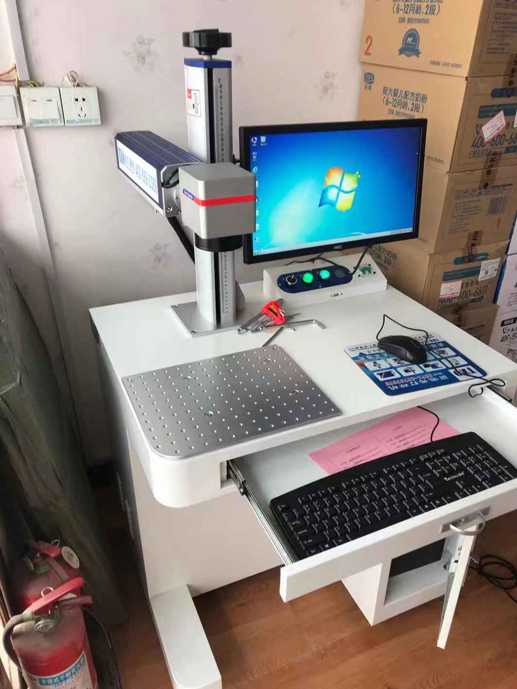 斷路器激光打標(biāo)機電器開關(guān)激光刻字機保護(hù)器激光打碼機光纖鐳雕機