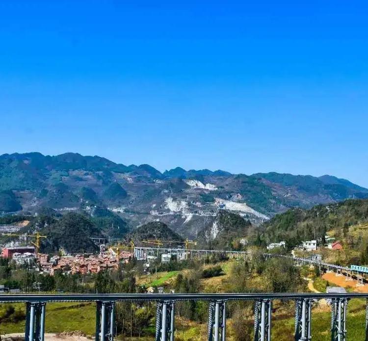 景區(qū)架空小火車環(huán)園列車游樂設(shè)備旅游觀光新浪美景網(wǎng)紅新型項(xiàng)目