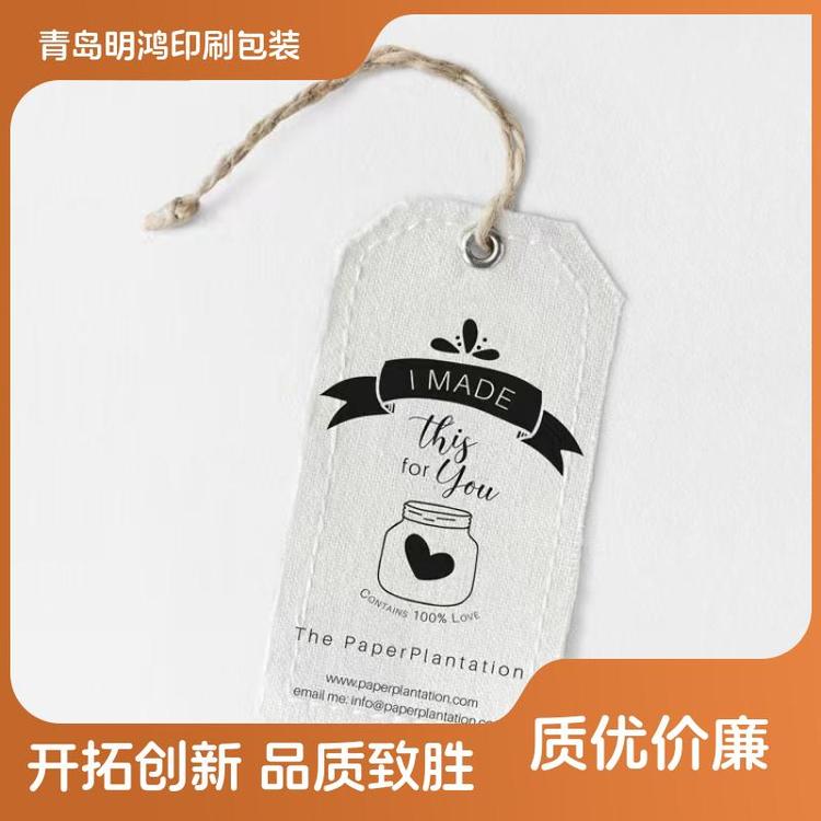 輕盈飄逸服裝掛牌在雨后清新晨中防水透氣明鴻印刷