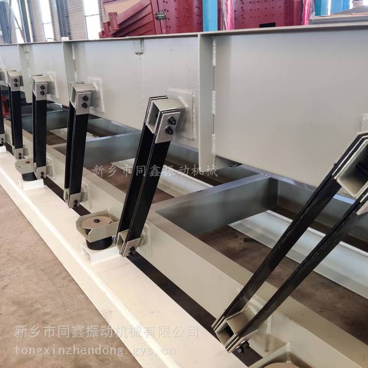 振動輸送機,長距離振動輸送機,彈性連桿振動輸送機,實現(xiàn)物料篩分輸送降溫等工藝的輸送設備