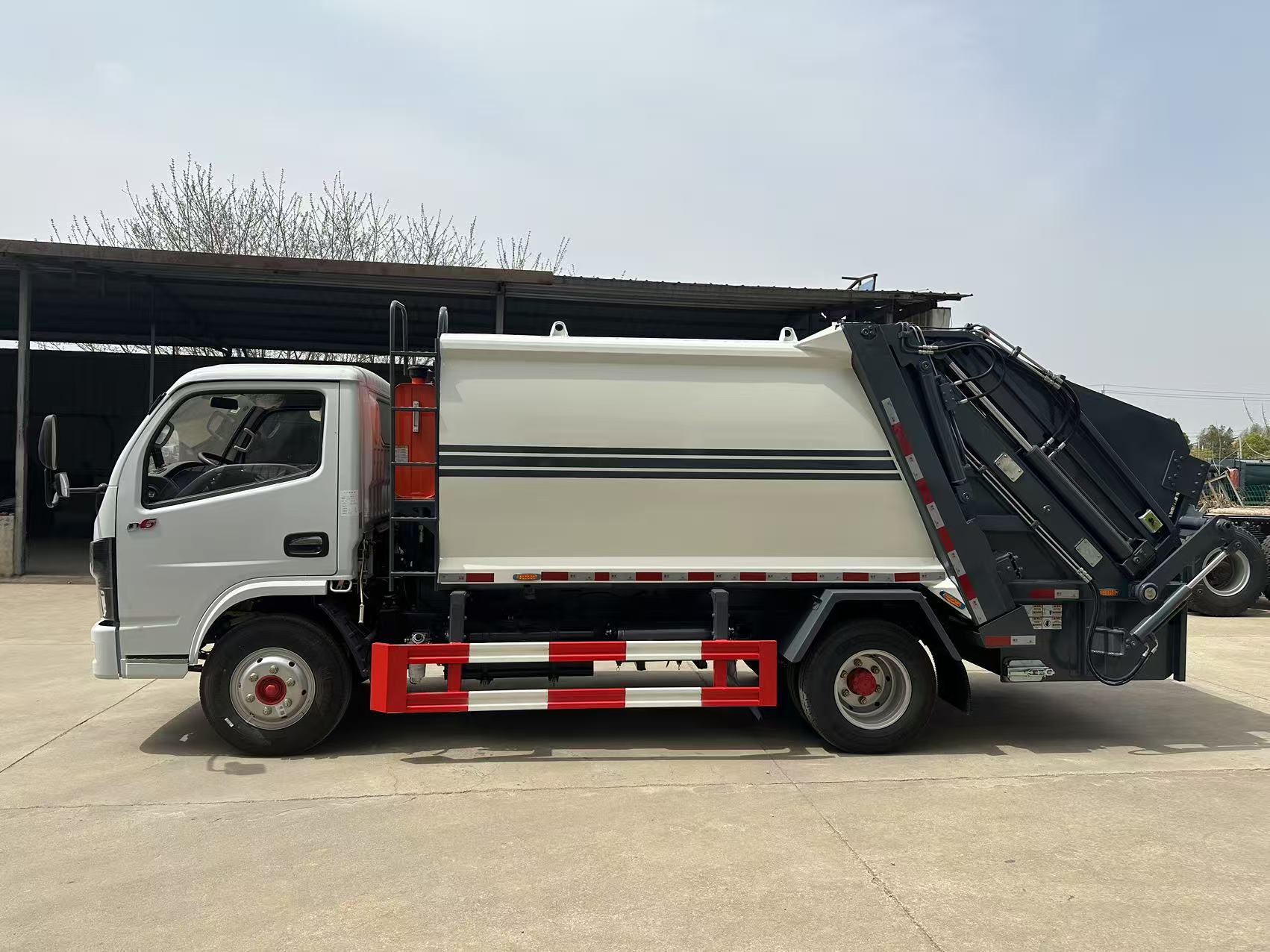 7方藍(lán)牌壓縮垃圾車多利卡小型垃圾轉(zhuǎn)運(yùn)車廠家供應(yīng)現(xiàn)車底價(jià)出售
