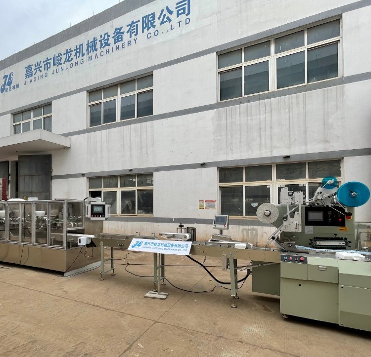 全自動濕巾生產(chǎn)線一次性酒精消毒濕巾機器設備無紡布濕紙巾機器