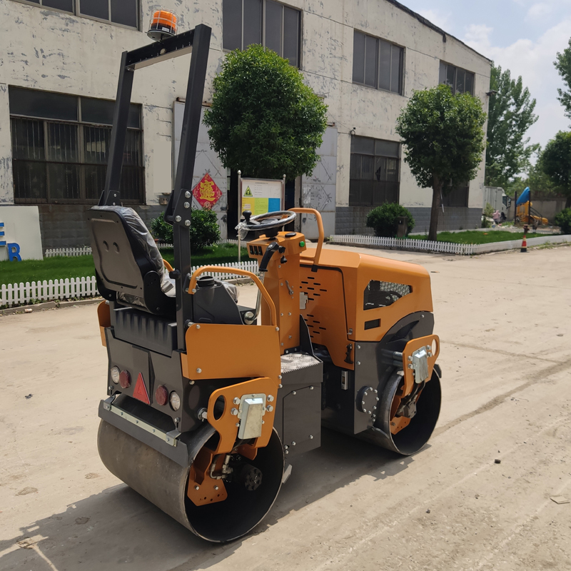 奔馬BM1500型座駕式壓路機(jī)1.5噸小型雙鋼輪液壓振動(dòng)壓實(shí)機(jī)械