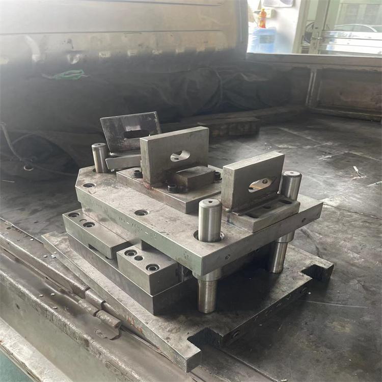 槽鋼沖孔沖斷機(jī)生產(chǎn)線銀江幕墻掛件鉆孔攻牙機(jī)10號槽鋼打孔機(jī)