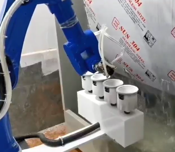 國產(chǎn)初級防爆家具門鎖衛(wèi)浴五金塑膠全自動噴漆噴涂噴粉機(jī)器人