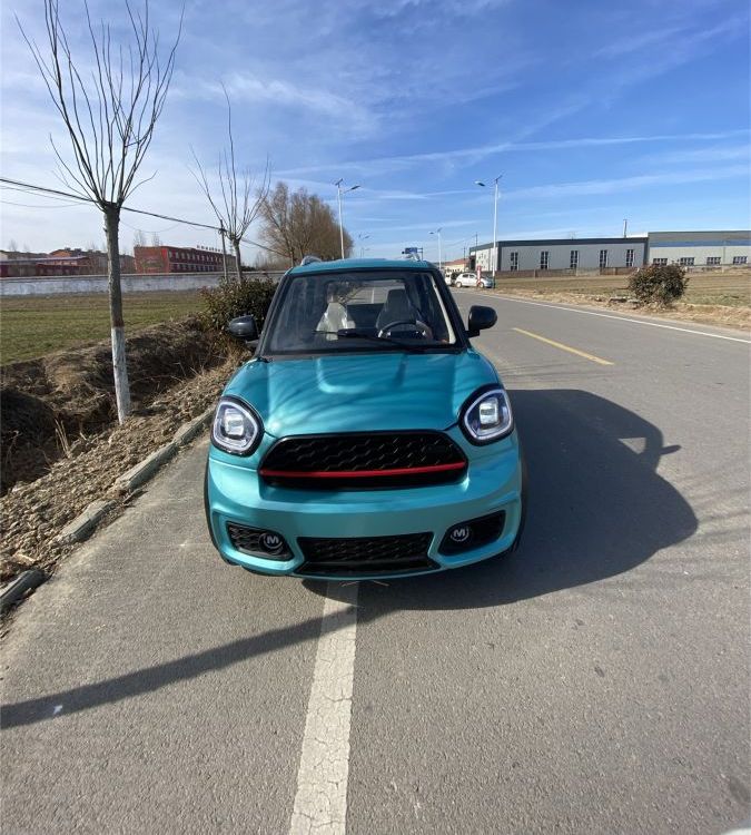 低速代步車?yán)浖矣贸潆娝妮嗆?0碼全封閉皮卡車