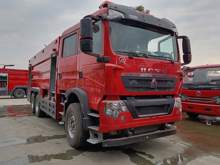 重汽豪沃8噸水罐泡沫兩用消防車江特16噸電廠化工廠天燃?xì)鉁缁疖? title=
