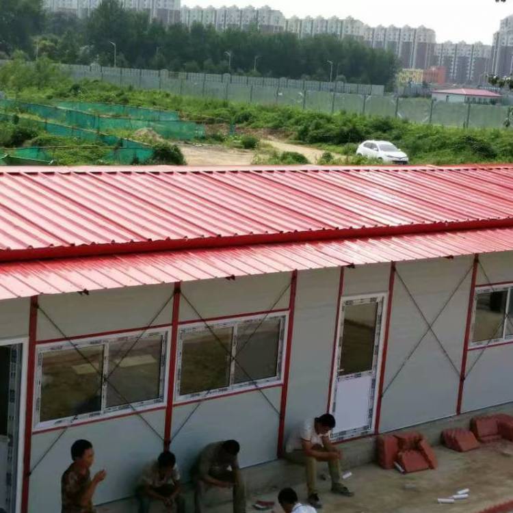 威海市工地簡易彩鋼房文登區(qū)折疊式打包箱房防火材料