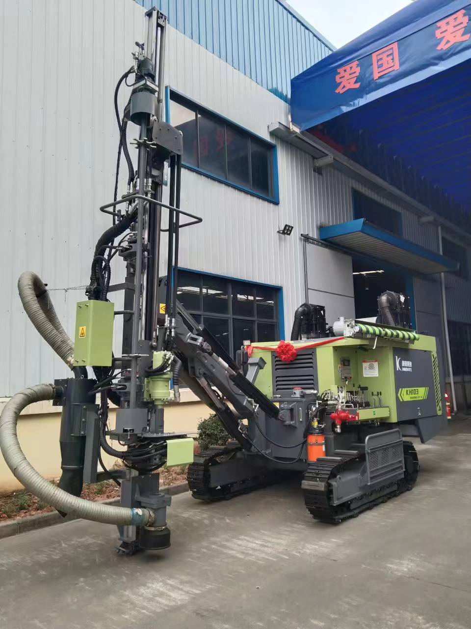 礦山打90-138mm孔徑石灰石鉆機(jī)康陽(yáng)KC720履帶式潛孔鉆機(jī)
